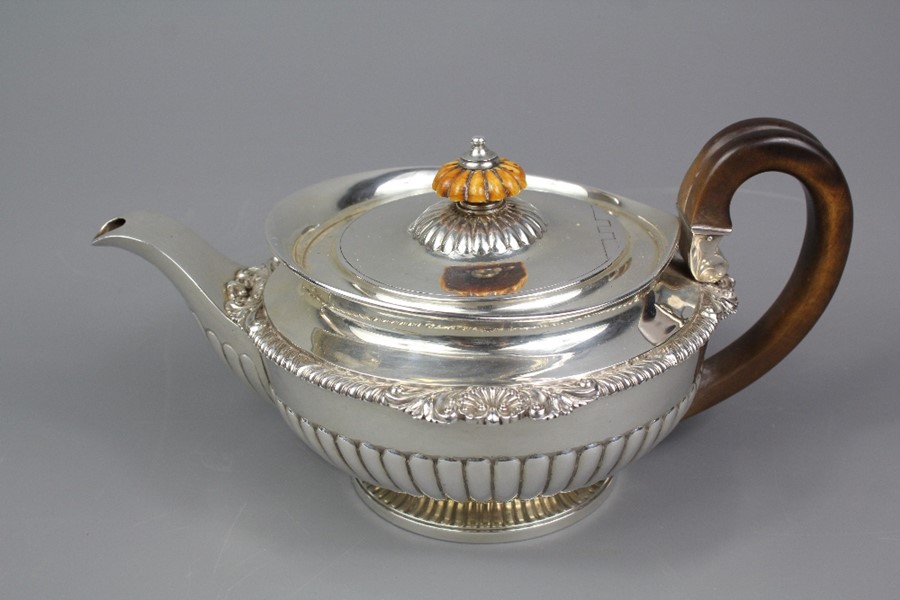 George IV Silver Tea Pot & Milk Jug - Image 4 of 10