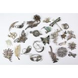 Quantity of Vintage Costume Jewellery Brooches