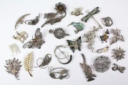 Quantity of Vintage Costume Jewellery Brooches