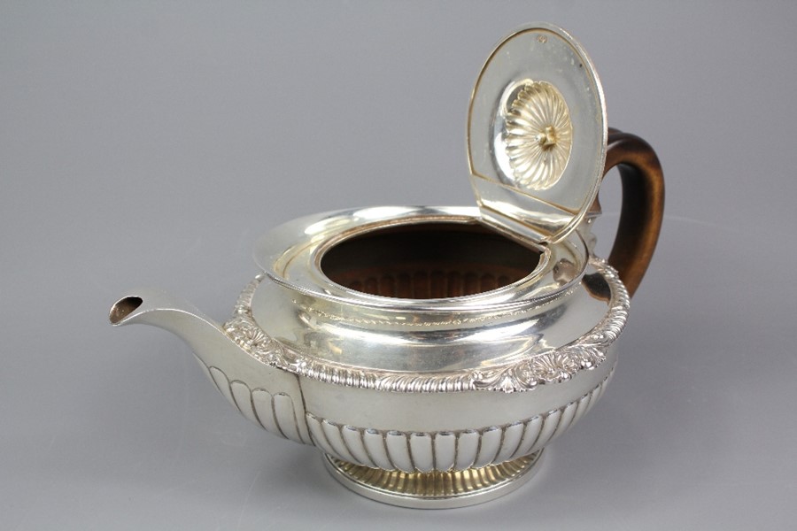 George IV Silver Tea Pot & Milk Jug - Image 5 of 10