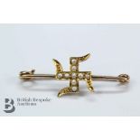 A 9ct Yellow Gold Hooked Cross Brooch