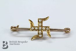 A 9ct Yellow Gold Hooked Cross Brooch