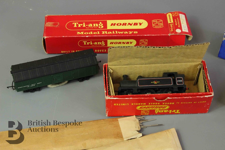 Hornby Dublo Turntable, Station and Platform, and Locomotive with Triang Catenary Wire - Image 3 of 8
