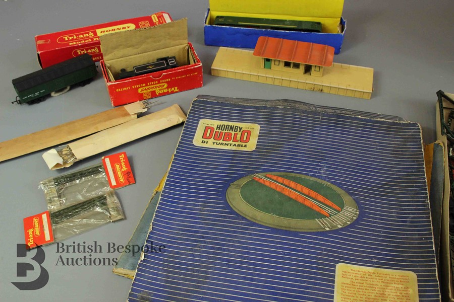 Hornby Dublo Turntable, Station and Platform, and Locomotive with Triang Catenary Wire