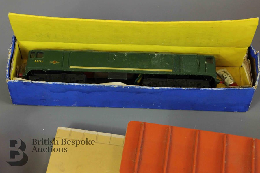 Hornby Dublo Turntable, Station and Platform, and Locomotive with Triang Catenary Wire - Image 4 of 8