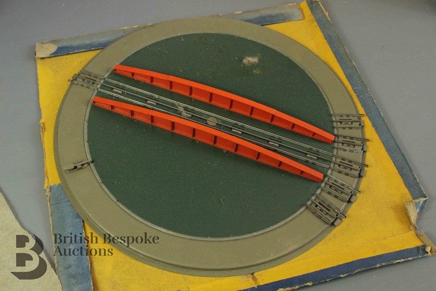 Hornby Dublo Turntable, Station and Platform, and Locomotive with Triang Catenary Wire - Image 7 of 8