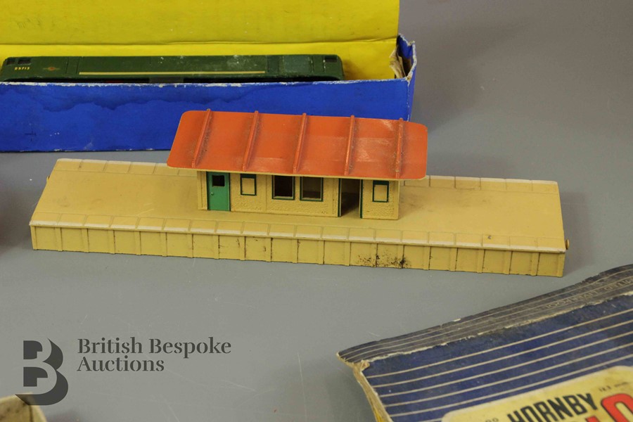 Hornby Dublo Turntable, Station and Platform, and Locomotive with Triang Catenary Wire - Image 2 of 8