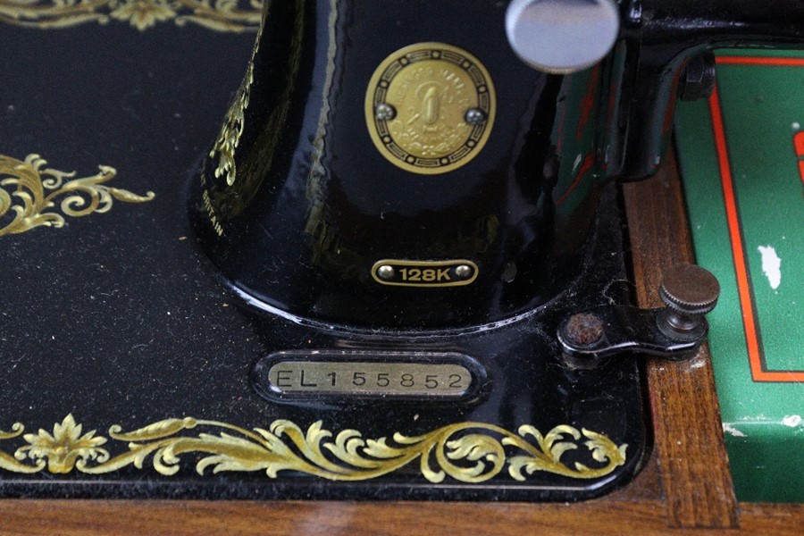 Vintage Singer Sewing Machine - Image 4 of 5