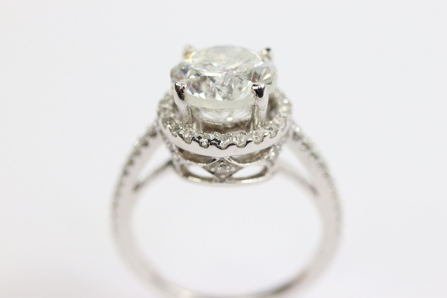 A 2.4 ct 14ct White Gold Solitaire Diamond Ring - Image 4 of 8