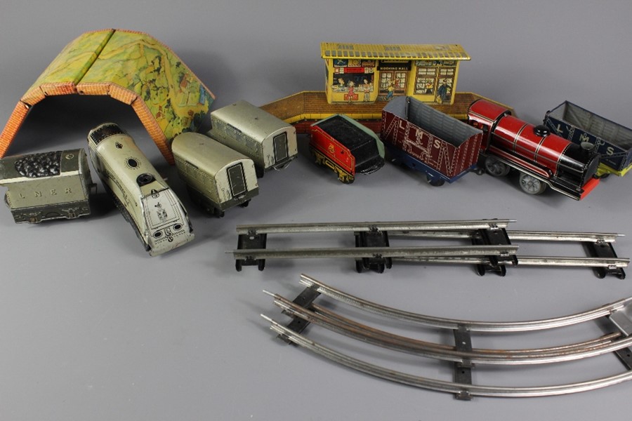 A Clockwork Tin Train Set - Image 3 of 5