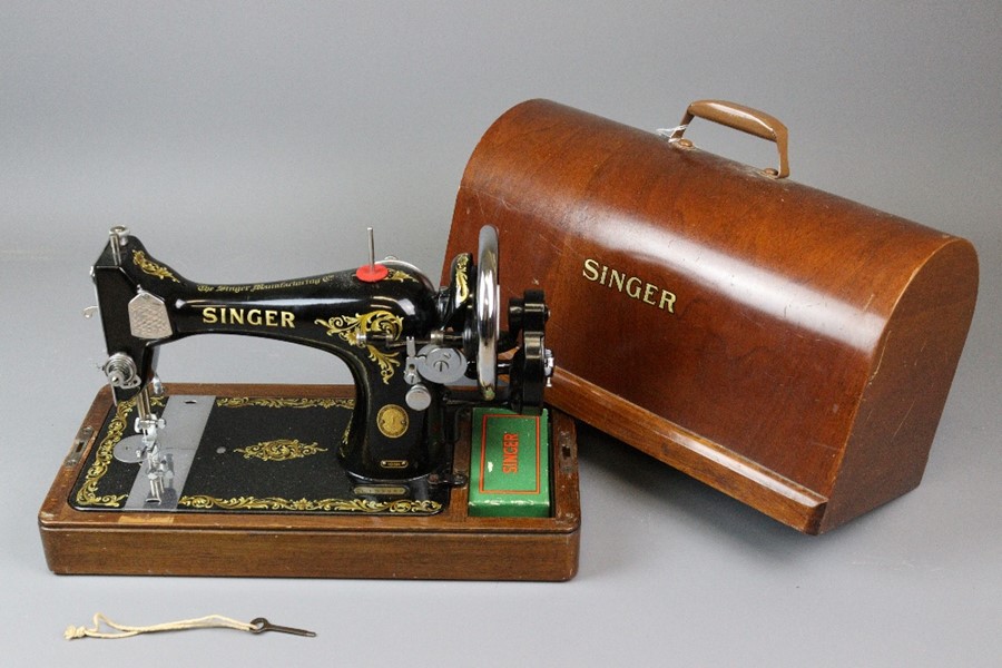 Vintage Singer Sewing Machine - Image 2 of 5