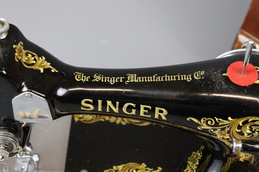 Vintage Singer Sewing Machine - Image 3 of 5