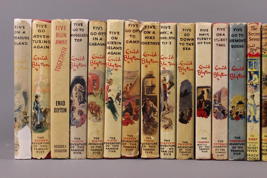 13 Enid Blyton Famous Five and 12 Secret Seven Reprints - Image 2 of 8