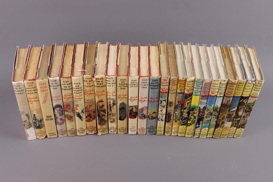 13 Enid Blyton Famous Five and 12 Secret Seven Reprints - Image 4 of 8