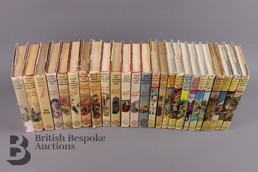 13 Enid Blyton Famous Five and 12 Secret Seven Reprints - Image 8 of 8