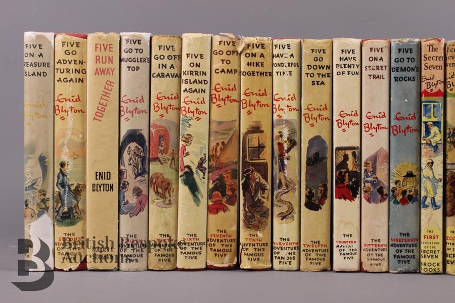 13 Enid Blyton Famous Five and 12 Secret Seven Reprints - Image 6 of 8