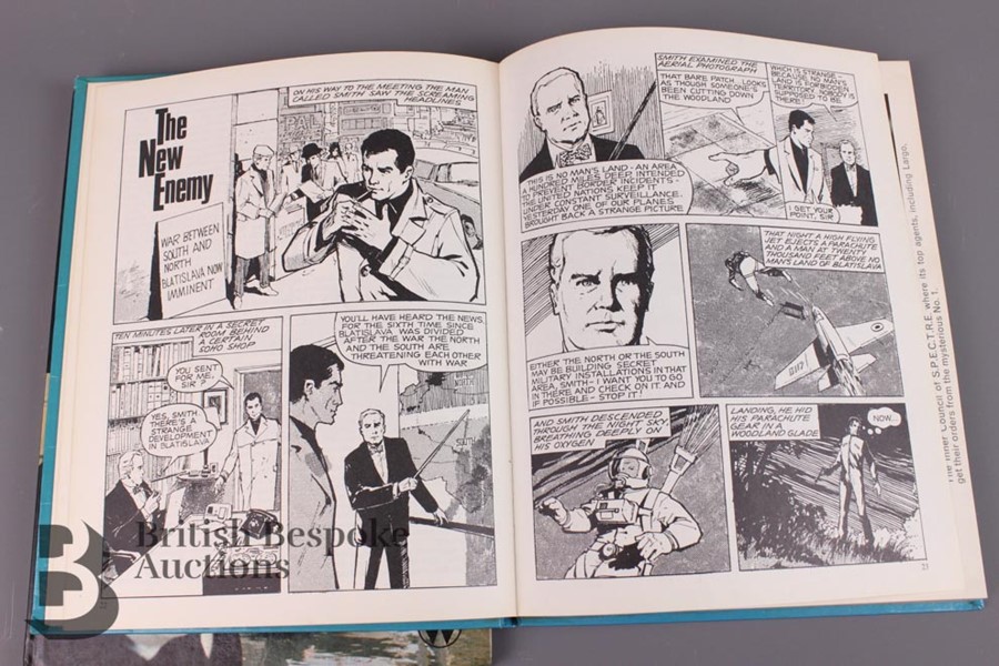 Three James Bond Annuals, 1st Edition The Man with the Golden Gun, Thunderball Brochure and 4 Books - Image 12 of 13