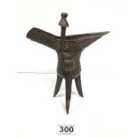 A CHINESE ARCHAIC BRONZE THREE LEGGED RITUAL JUE VESSEL, 20CM HIGH