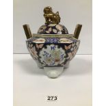 AN ORIENTAL CERAMIC LIDDED SENSOR RAISED UPON THREE FEET WITH GILT PAINTED TWIN HANDLES, 28CM HIGH