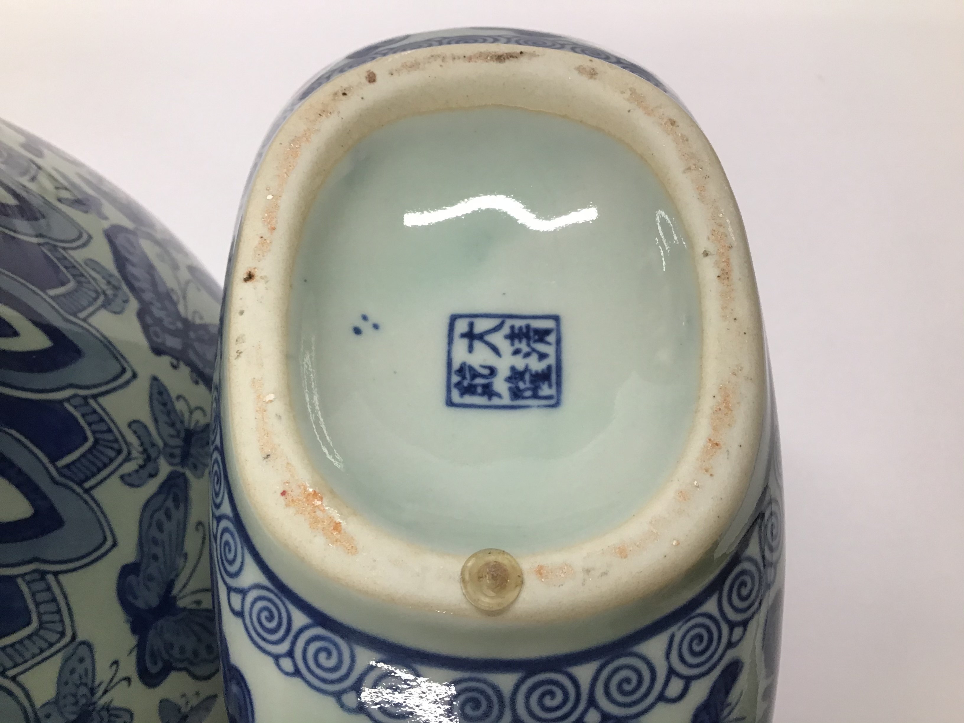 TWO BLUE AND WHITE CHINESE CERAMICS A FISH BOWL AND VASE BOTH WITH CHARACTER MARKS TO THE BASE 31 - Image 3 of 4