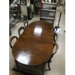 A MAHOGANY VICTORIAN EXTENDING DINING TABLE WITH TWO LEAVES AND SIX BALLOON BACK STYLE CHAIRS 250