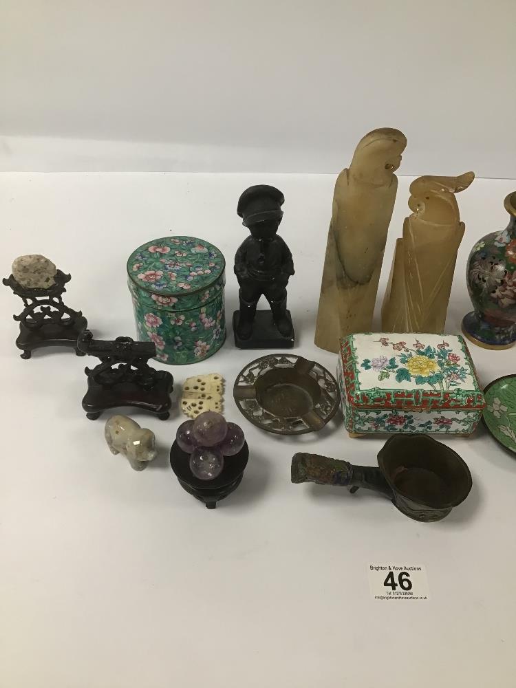 A COLLECTION OF ORIENTAL ITEMS, INCLUDING CLOISONNE ENAMEL LIDDED DISH, VASE AND MORE - Image 2 of 3