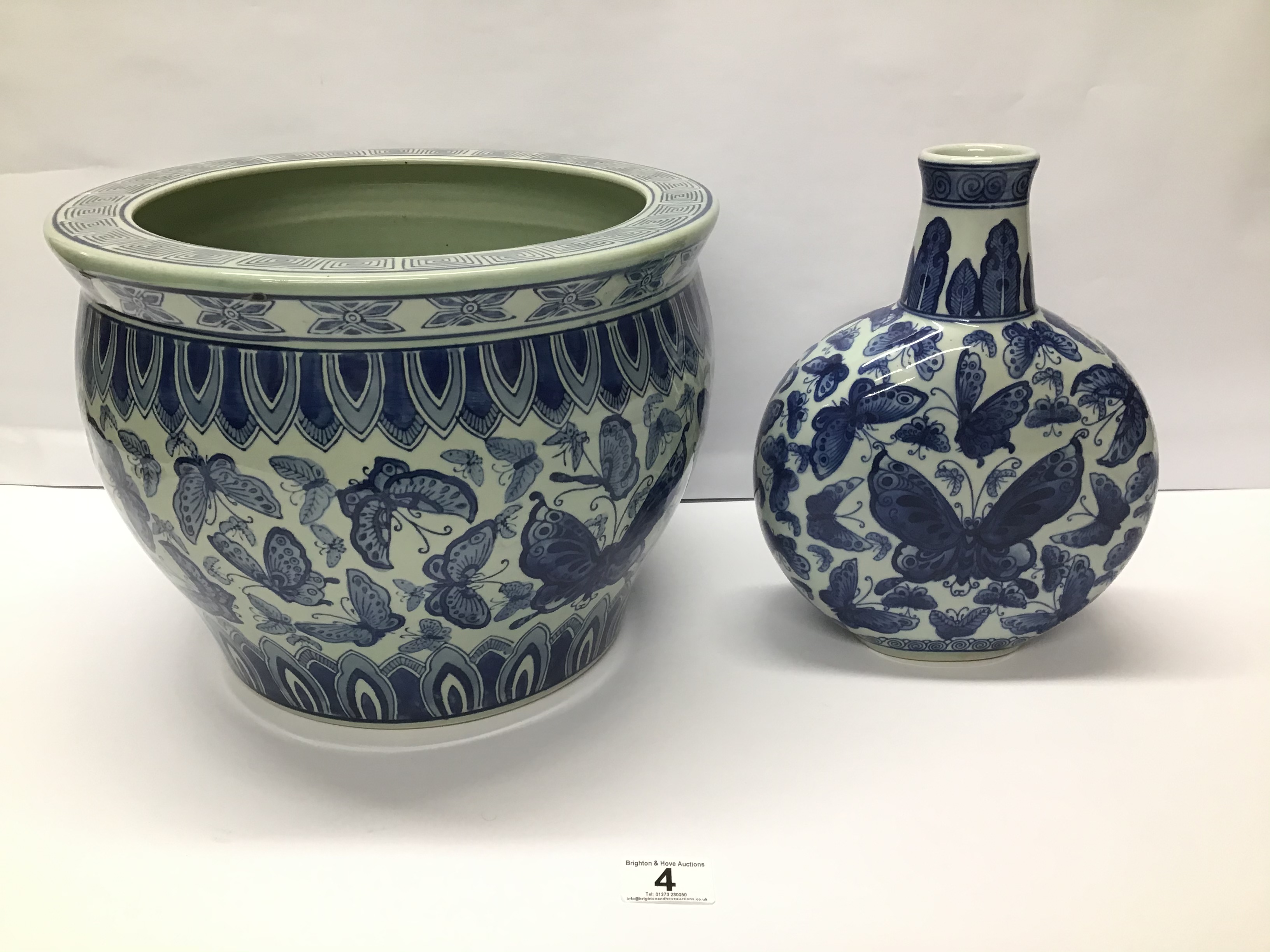 TWO BLUE AND WHITE CHINESE CERAMICS A FISH BOWL AND VASE BOTH WITH CHARACTER MARKS TO THE BASE 31