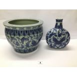 TWO BLUE AND WHITE CHINESE CERAMICS A FISH BOWL AND VASE BOTH WITH CHARACTER MARKS TO THE BASE 31