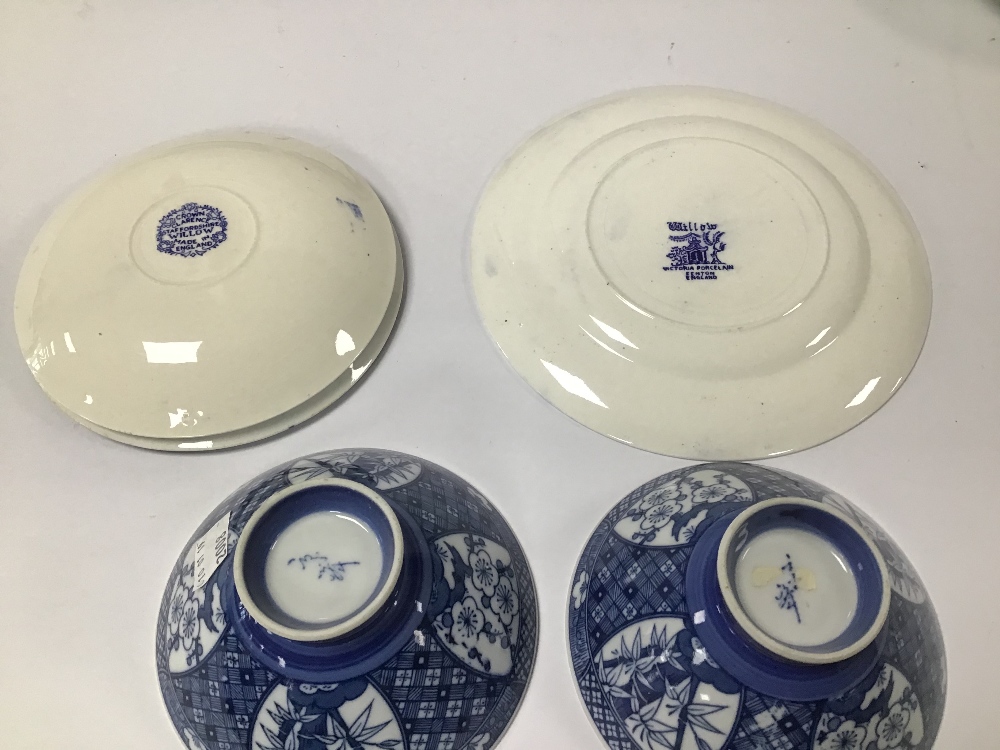 A COLLECTION OF ORIENTAL BLUE AND WHITE PORCELAIN ITEMS, INCLUDING A LARGE PLATE, SIDE PLATES AND - Image 5 of 5