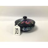 A MID CENTURY MOORCROFT LIDDED POWDER BOWL DISH OF CIRCULAR FORM WITH ORCHID TUBE LINED