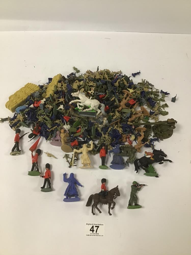 A COLLECTION OF VINTAGE DIE CAST PLASTIC FIGURES INCLUDING EXAMPLES BY BRITAINS AND LONE STAR