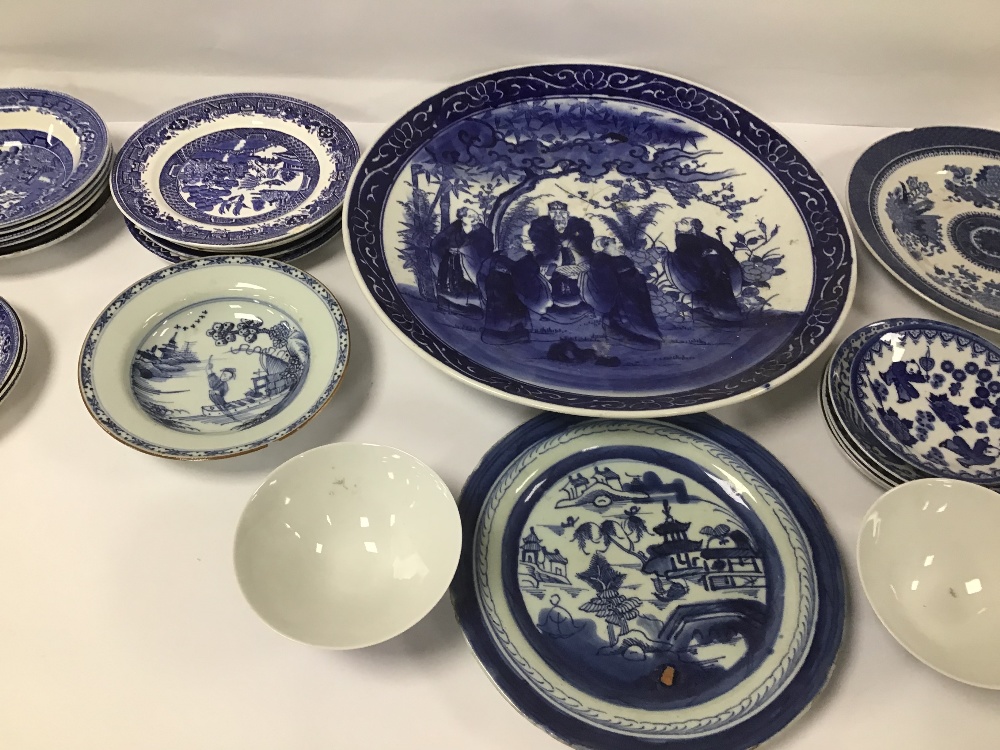 A COLLECTION OF ORIENTAL BLUE AND WHITE PORCELAIN ITEMS, INCLUDING A LARGE PLATE, SIDE PLATES AND - Image 3 of 5