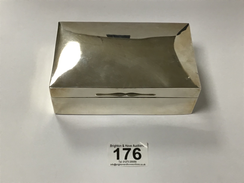 AN EDWARDIAN SILVER CIGARETTE BOX OF RECTANGULAR FORM, HALLMARKED LONDON 1906 BY MAPPIN AND WEBB, - Image 3 of 4