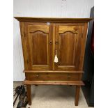 A VINTAGE WOODEN CABINET WITH DRAWER RAISED UPON LEGS 150 X 100 X 64 CM