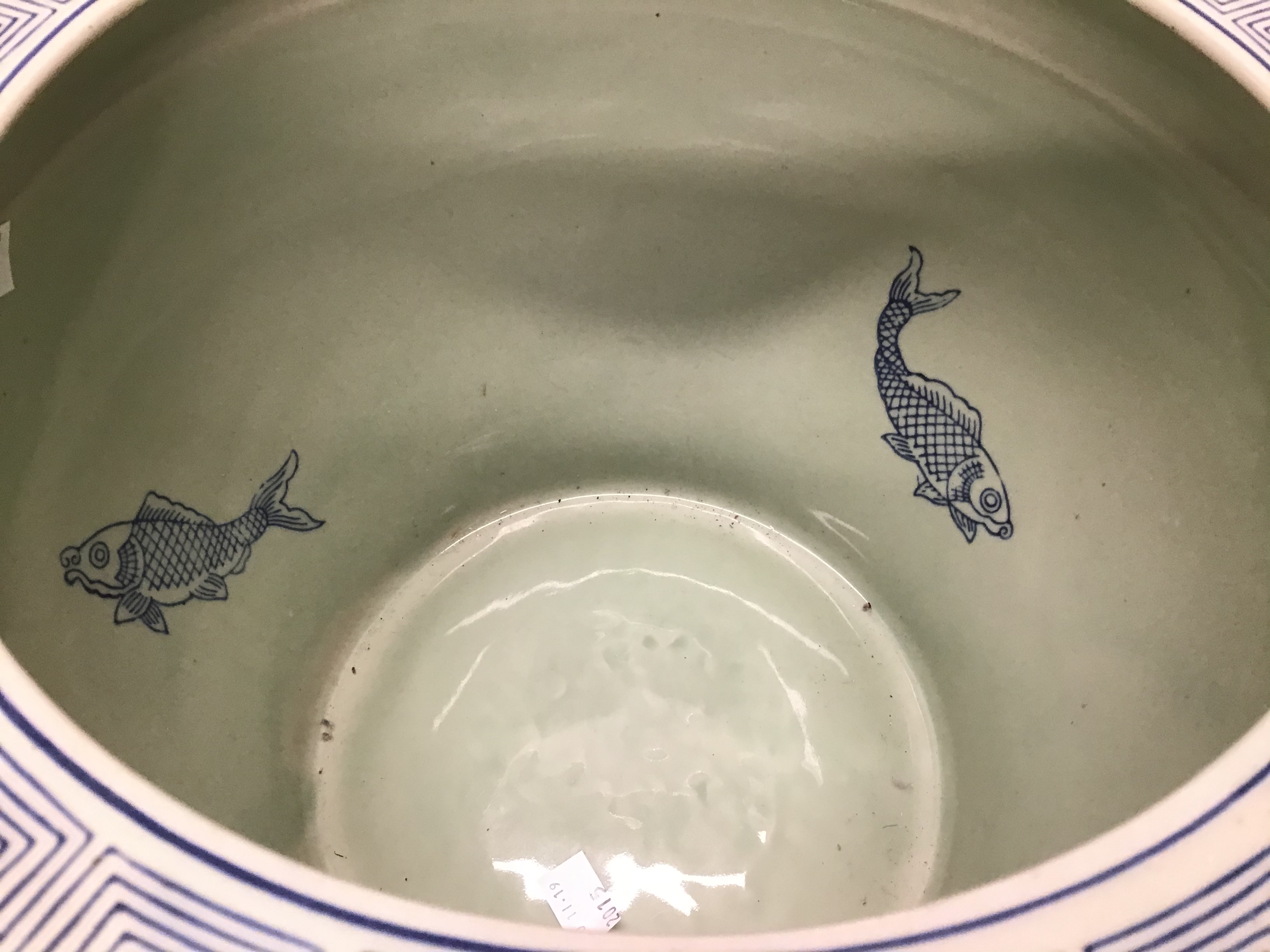 TWO BLUE AND WHITE CHINESE CERAMICS A FISH BOWL AND VASE BOTH WITH CHARACTER MARKS TO THE BASE 31 - Image 4 of 4