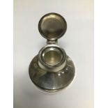 A SILVER CAPSTAN INKWELL OF CIRCULAR FORM, HALLMARKED LONDON 1923 BY CHARLES BOYNTON AND SONS, 137G