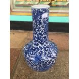 A LATE 19TH/EARLY 20TH CENTURY CHINESE BLUE AND WHITE PORCELAIN MALLET SHAPED VASE, FOUR PART KANGXI