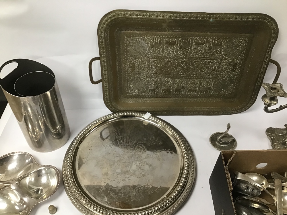 A COLLECTION OF EPNS / PLATED ITEMS INCLUDING A CANDELABRA AND FLATWARE - Image 4 of 7