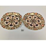 A PAIR OF ROYAL CROWN DERBY IMARI PATTERN PORCELAIN PLATES, 22CM DIAMETER (ONE CHIPPED)