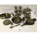 A COLLECTION OF VINTAGE BRASS AND COPPER ITEMS INCLUDING A GRADUATED SET OF COPPER AND BRASS PANS