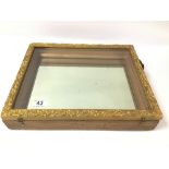 A GLAZED WOODEN DISPLAY CASE OF RECTANGULAR FORM WITH MIRRORED BACK, GILT BORDER,42CM WIDE