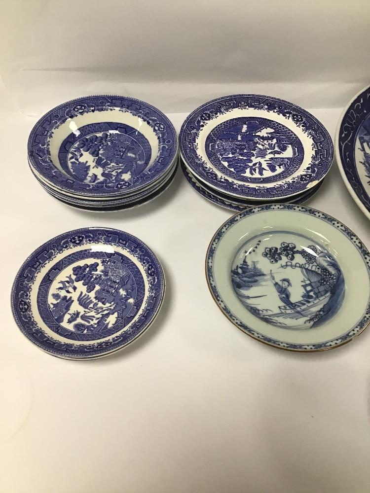 A COLLECTION OF ORIENTAL BLUE AND WHITE PORCELAIN ITEMS, INCLUDING A LARGE PLATE, SIDE PLATES AND - Image 4 of 5