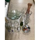 LARGE COLLECTION OF GLASS ITEMS INCLUDING DECANTERS AND A 1970S FLOWER CENTER PIECE