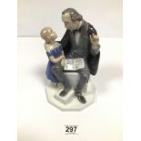 A BING AND GRONDAHL DANISH PORCELAIN FIGURE GROUP 'HANS CHRISTIAN ANDERSON' 2037, 24CM HIGH