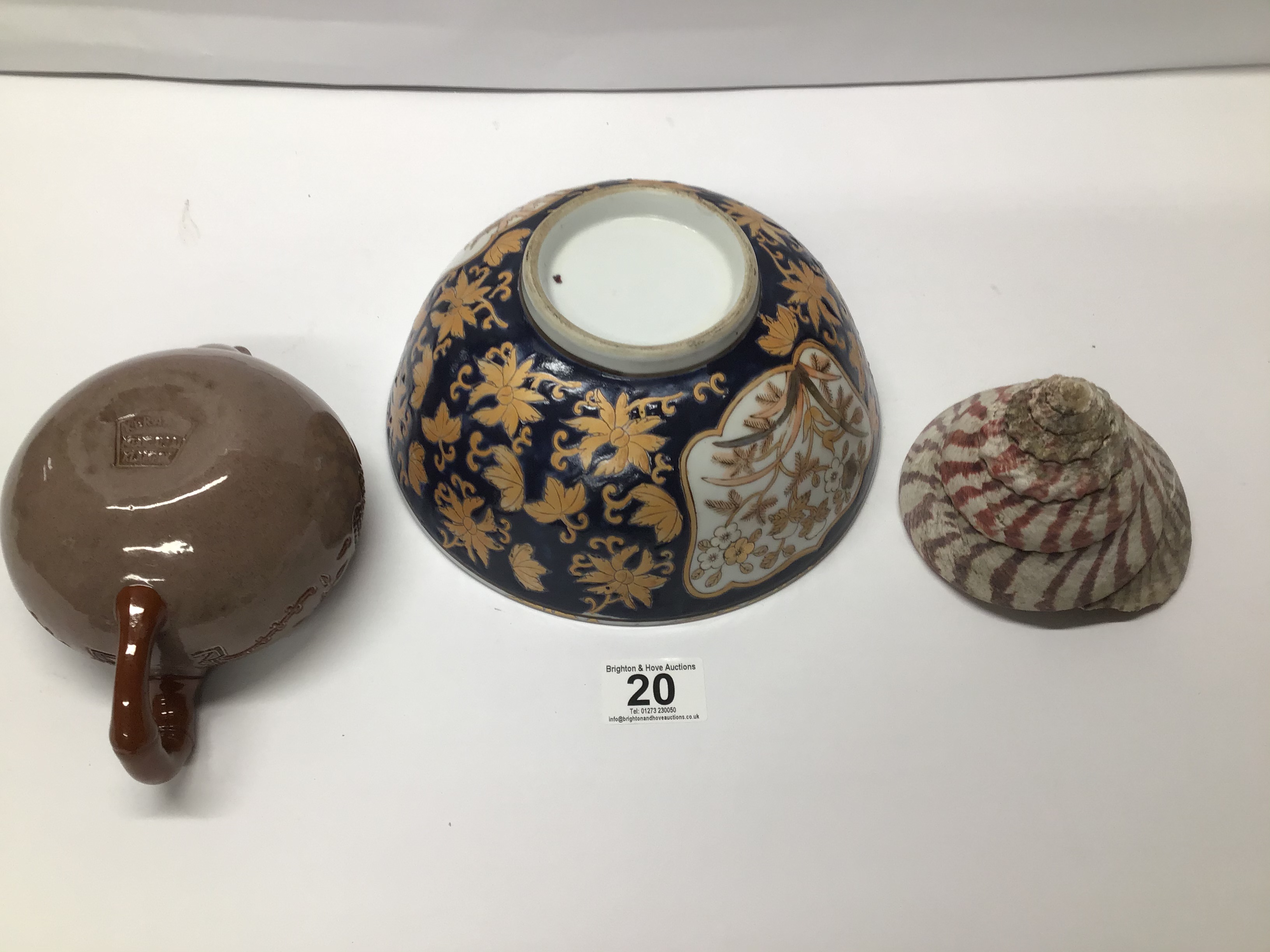 A CERAMIC TEAPOT AND A ORIENTAL BOWL WITH A SEA SHELL - Image 2 of 3