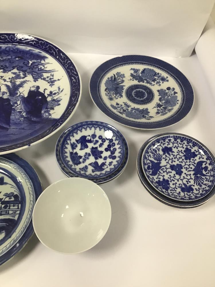 A COLLECTION OF ORIENTAL BLUE AND WHITE PORCELAIN ITEMS, INCLUDING A LARGE PLATE, SIDE PLATES AND - Image 2 of 5