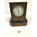 AN EARLY 20TH CENTURY WALNUT AND EBONISED WOOD MANTLE CLOCK, THE ENAMEL DIAL WITH ROMAN NUMERALS