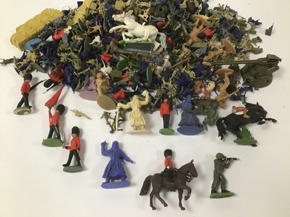 A COLLECTION OF VINTAGE DIE CAST PLASTIC FIGURES INCLUDING EXAMPLES BY BRITAINS AND LONE STAR - Image 3 of 4