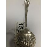 AN EDWARDIAN SILVER SUGAR SIFTER SPOON, HALLMARKED SHEFFIELD 1903 BY WILLIAM GALLIMORE & SONS, 43G