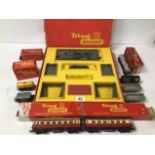 A QUANTITY OF VINTAGE TRI-ANG RAILWAYS RELATED ITEMS, INCLUDING CARRIAGES, TANKERS AND MORE